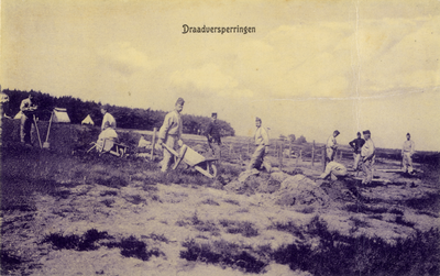 16179 Afbeelding van een groepje militairen in het Kamp van Zeist te Zeist, bezig met het aanleggen van ...